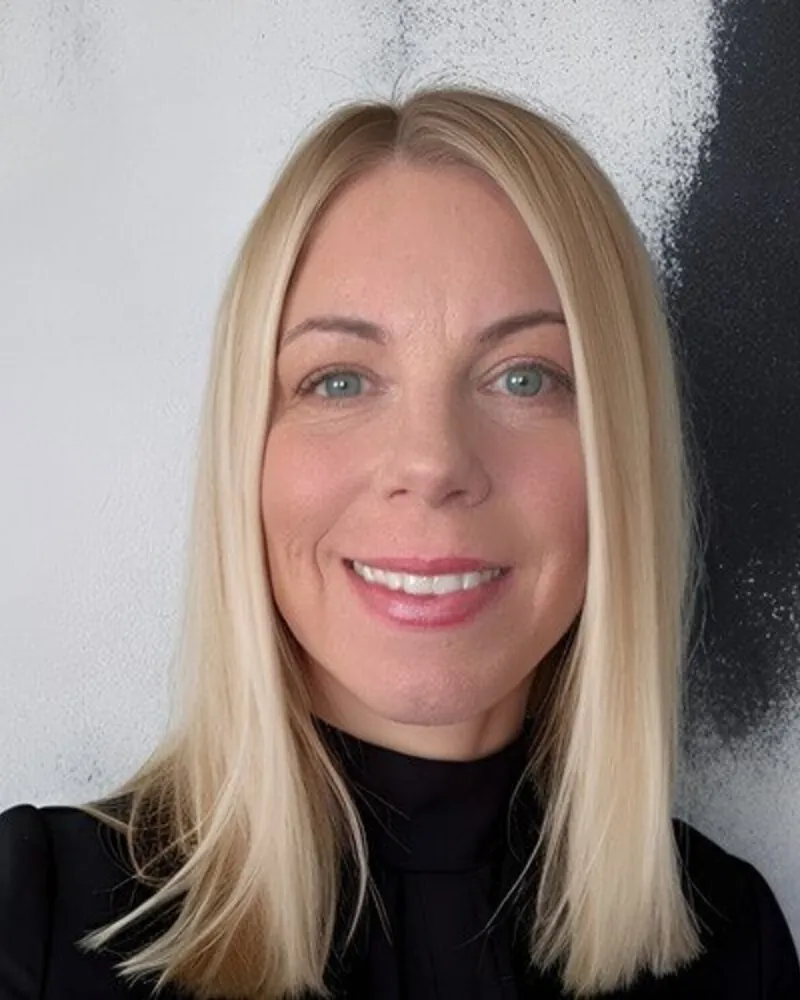 Kat Zander headshot